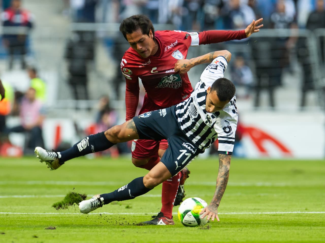 Desde el comienzo del encuentro el equipo local inetntó imponer condiciones con la posesión del esférico.