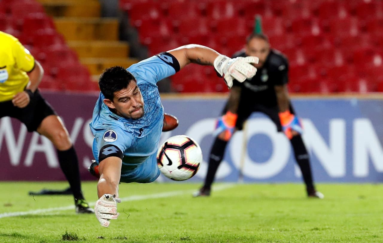 De poco sirvió que el arquero del equipo de Paraguay atajara dos penaltis porque los fallos de su equipo, entre ellos el Panenka vergonzoso, los enterraron.