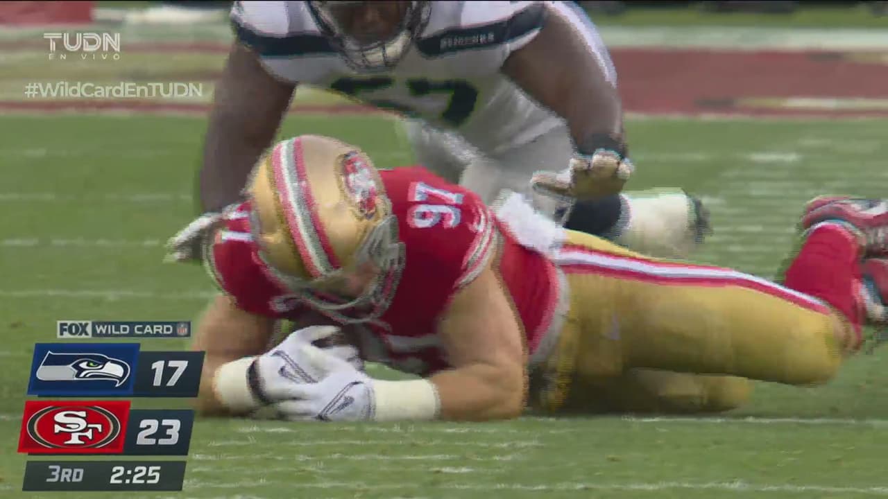 ¡Jugada grande de la defensiva! Bosa recupera el fumble de Geno Smith