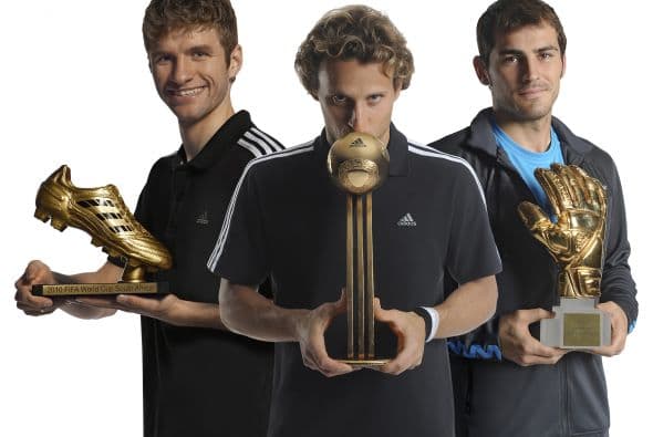 El premio al Mejor Jugador del torneo fue para un sudamericano, Diego Forlán, pero el español Iker Casillas fue el Mejor Portero del torneo y Thomas Müller se llevó la Bota de Oro al goleador del Mundial, así como el galardón al Mejor Jugador Joven.