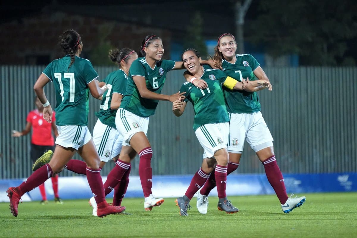 Por su parte, la selección mexicana femenil goleó 5-1 a Trinidad y Tobago con goles de Mónica Ocampo (20' y 53'), Charlyn Corral (54'), Katlyn Johnson (66') y Kenti Robles (70').
