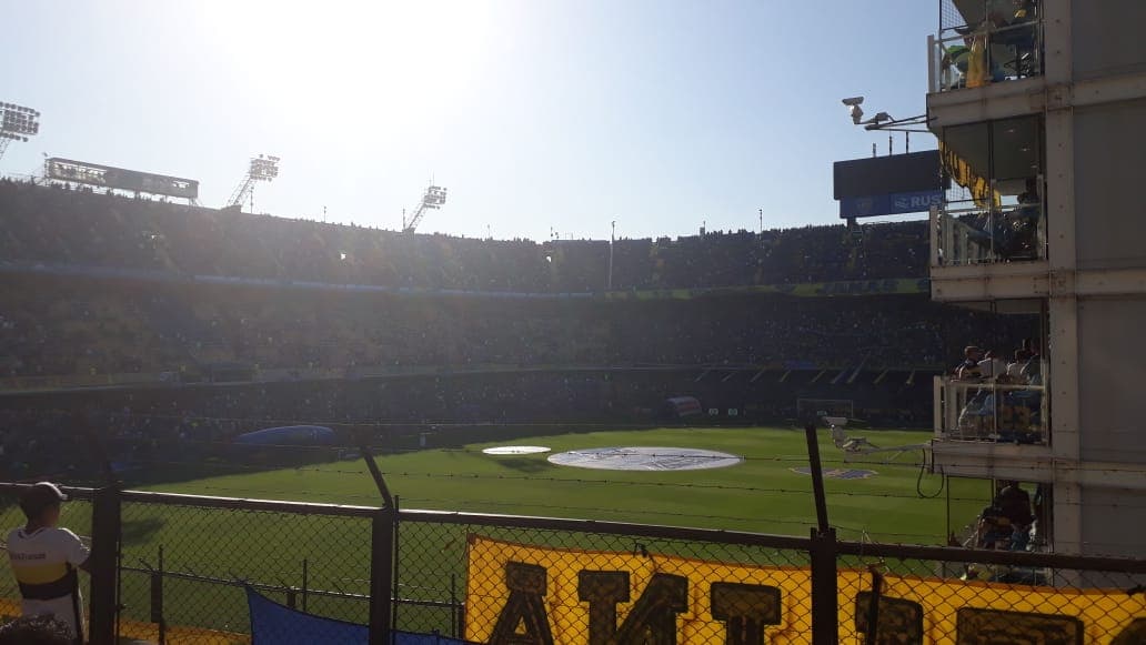Ya en el interior de La Bombonera se vive la magia del Superclásico Argentino.