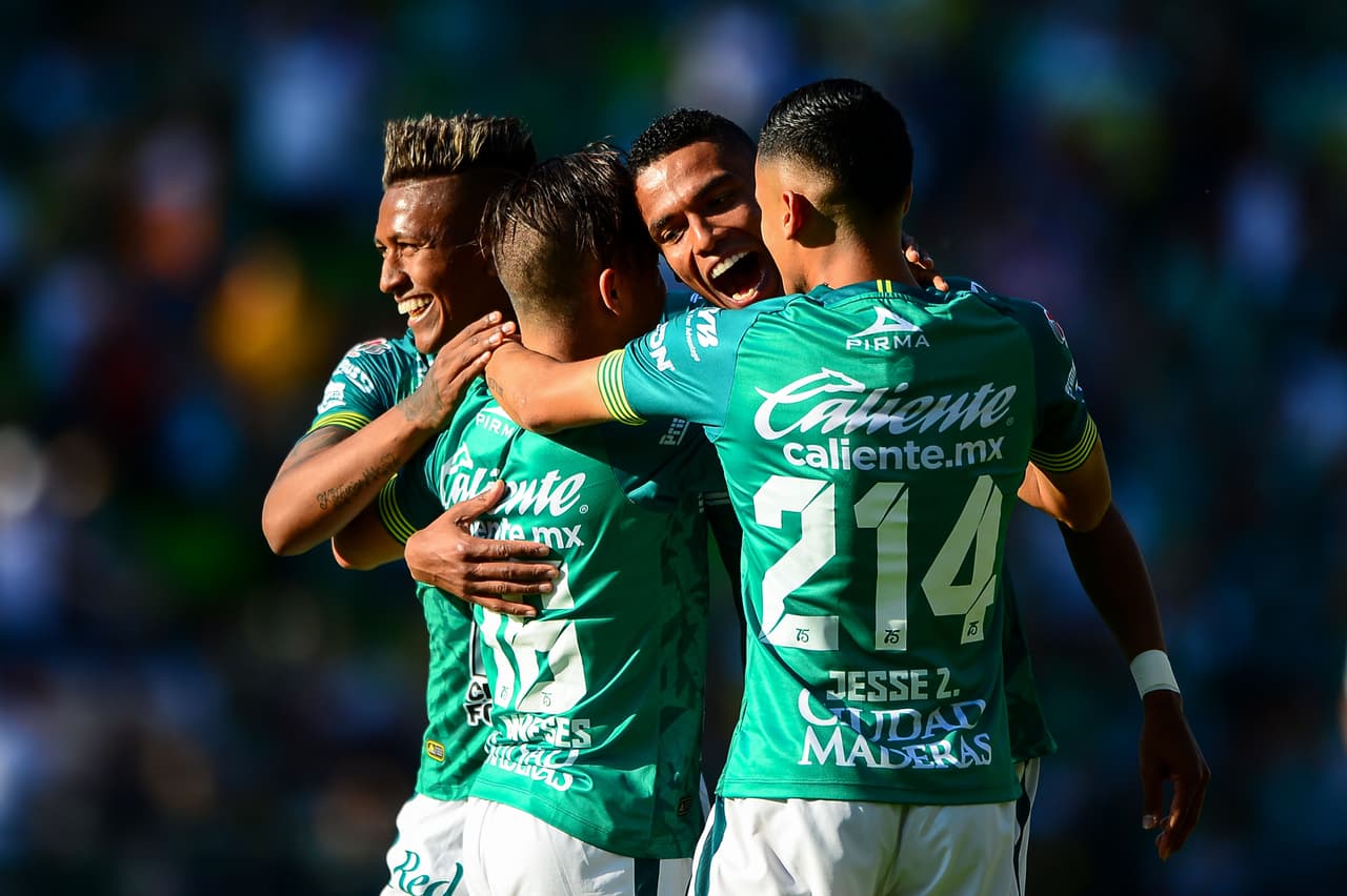 Jean Meneses agarra dormido a Ventura Alvarado, le roba la pelota en su área y pone el 2-0.