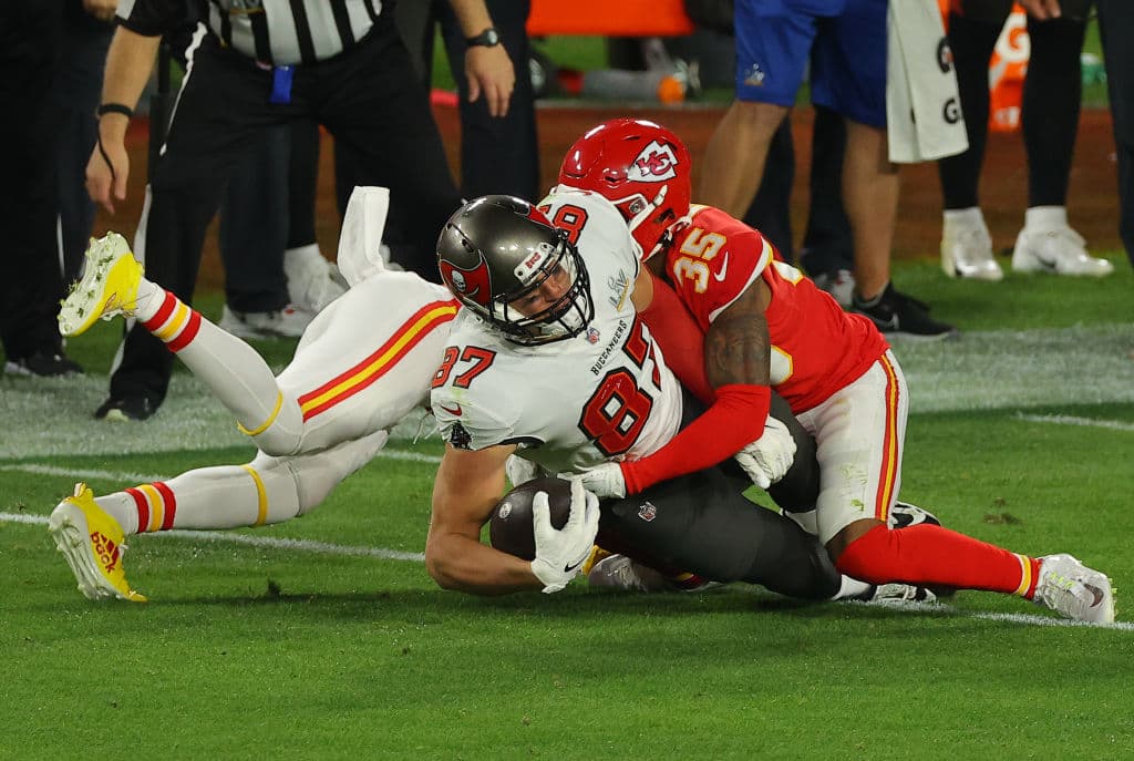 La defensa de los Tampa Bay deja a Patrick Mahomes sin pase de anotación y con dos intercepciones en la arrolladora victoria de los Buccaneers 9-31 sobre los Kansas City Chiefs. Tom Brady demuestra porque es el mejor y con tres pases de anotación y sin intercepciones consigue su séptimo anillo de Super Bowl.