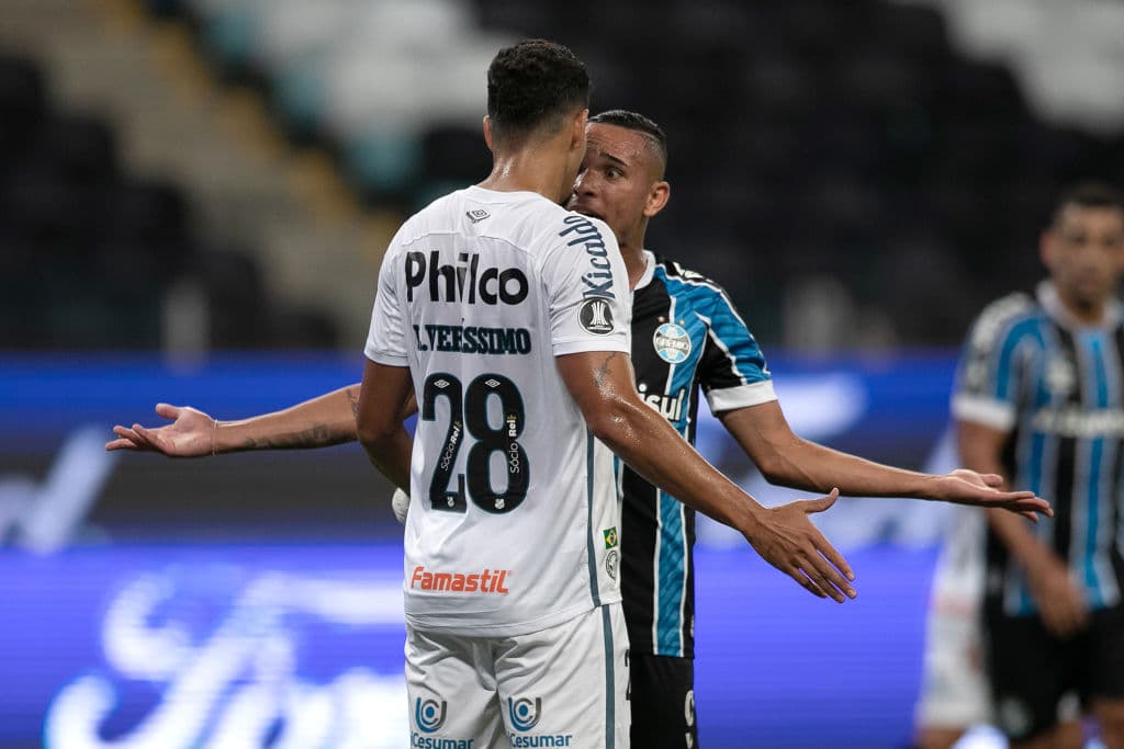 Con gol de penal al minuto 90+12, Gremio consigue un valioso empate en casa frente a Santos en la ida de los cuartos de final.