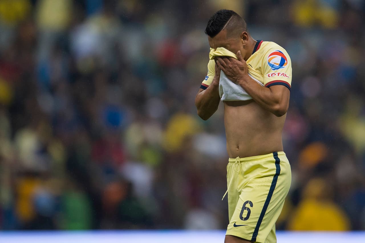 ¿Recuerdas este Clásico entre América y Pumas? 3 de diciembre de 2015, Semifinal de Ida en el Estadio Azteca. América era favorito, pero aquella noche el Estadio Azteca se vestiría de auriazul. Ignacio Ambriz en el banquillo azulcrema y Guillermo Vázquez en el banquillo univesitario.