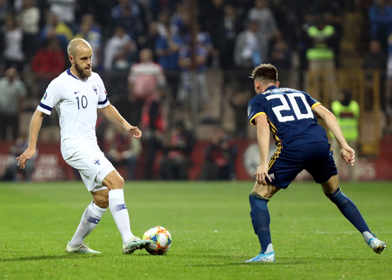 Es uno de los referentes de la Selección Finlandesa, donde acumula 22 goles, más tres en el Sub-21.