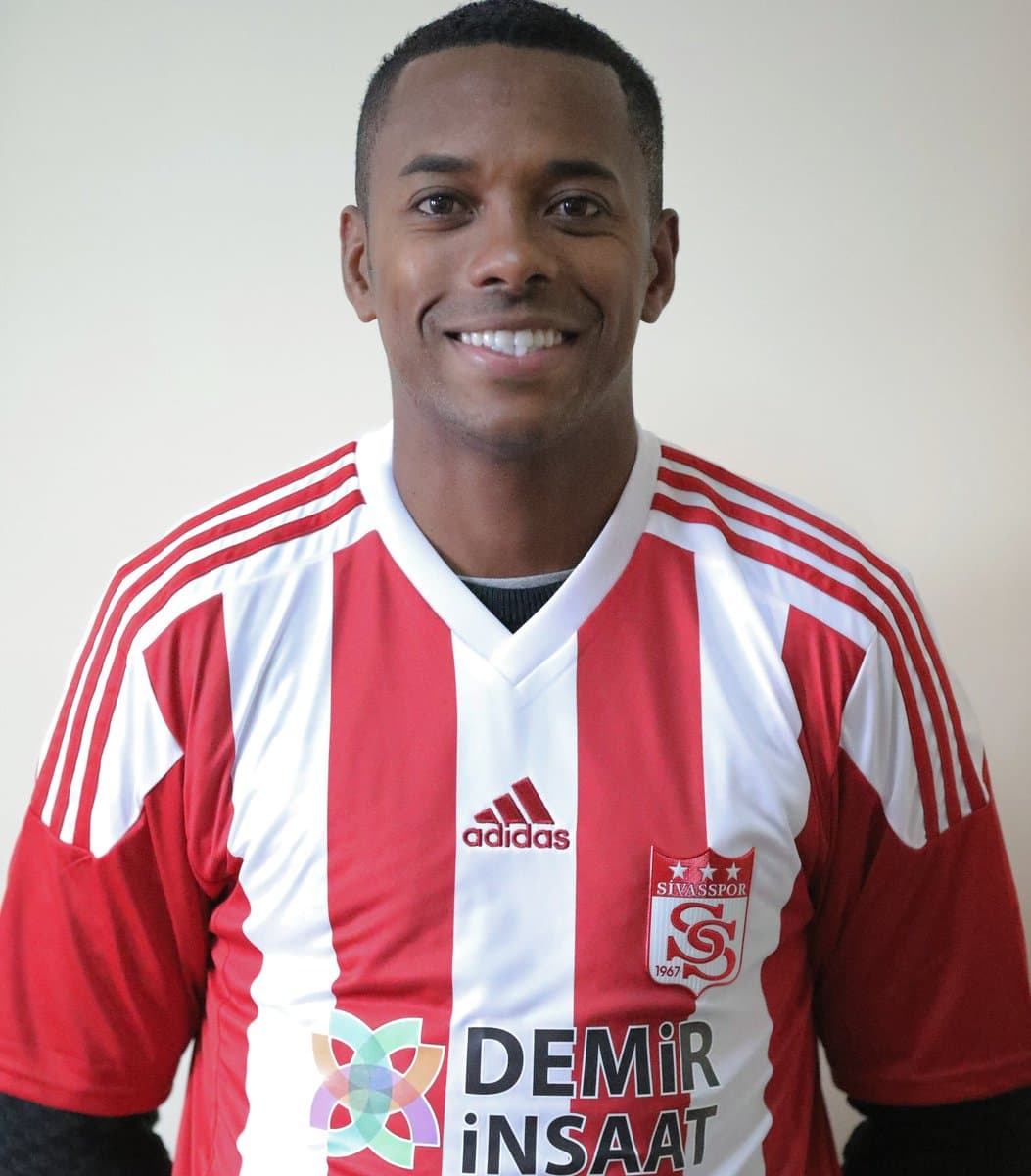 Pese a condena por violación, Robinho firmó con equipo turco