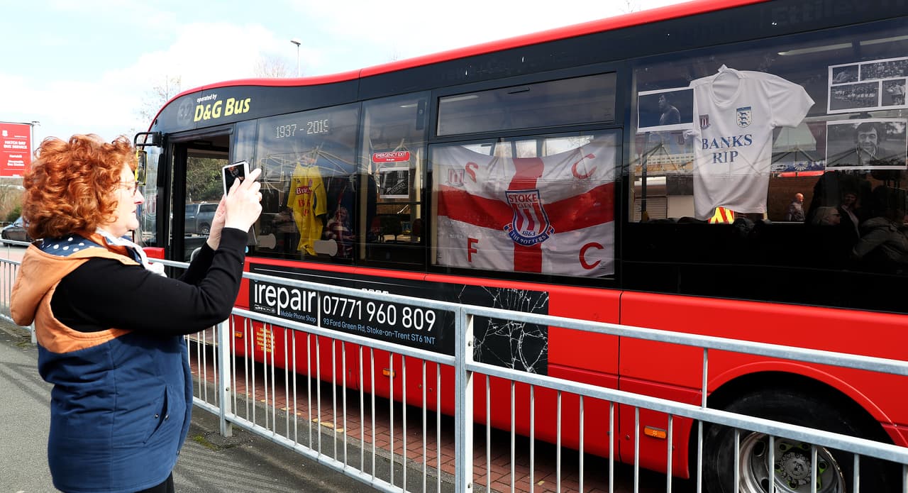 Las calles de Stoke tuvieron miles de hinchas y recuerdos como homenaje de despedida al ídolo Gordon Banks, en el funeral del arquero campeón con Inglaterra en el Mundial de 1966.