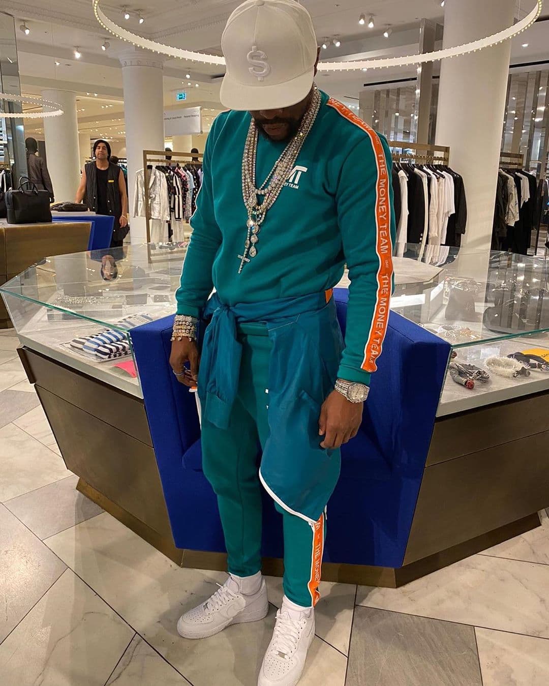 Si el domingo estás de flojera, pero se te antoja ir a comprar un par de joyitas debes estar presentable, deportivo pero presentable.