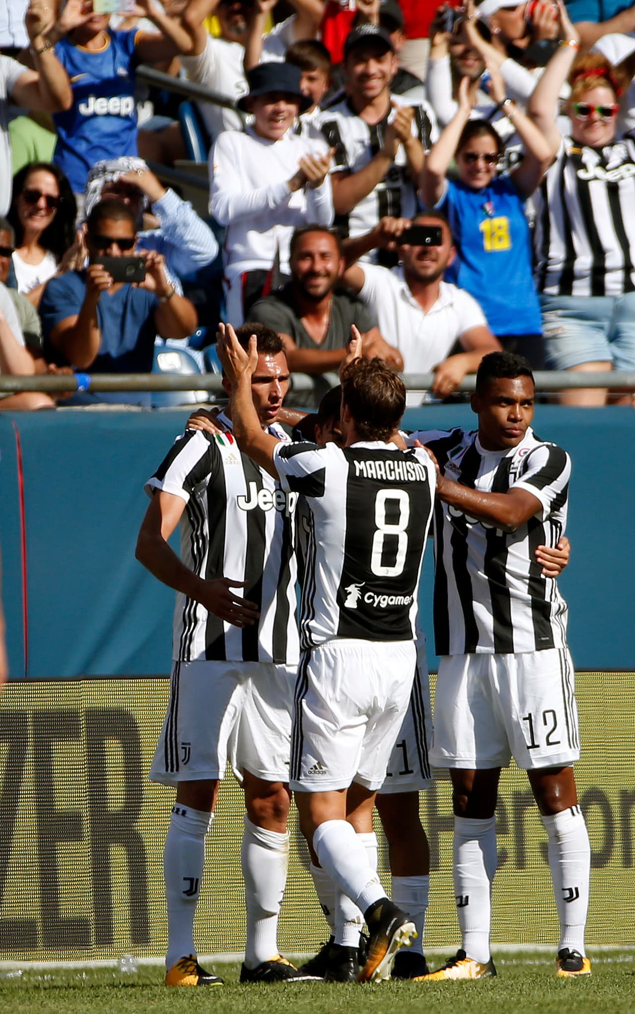 Celebraba entonces toda la parcial juventina para lo que era su segundo triunfo de la gira por los Estados Unidos.