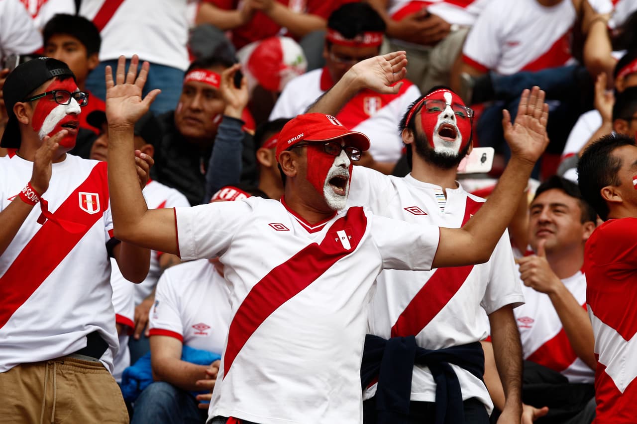 El ambiente en Lima tuvo a fanáticos peruanos y colombianos en medio de la expectativa de u partido clave para el futuro de ambos y del resto de equipos.