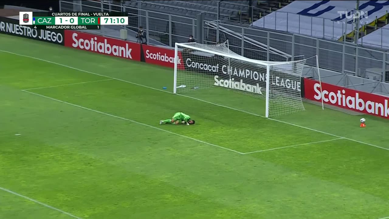 ¡TIRO ATAJADO! disparo por Ayo Akinola.