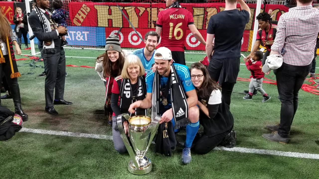 La vuelta olímpica y la celebración continuaron en el campo del Mercedes-Benz Stadium de Atlanta.