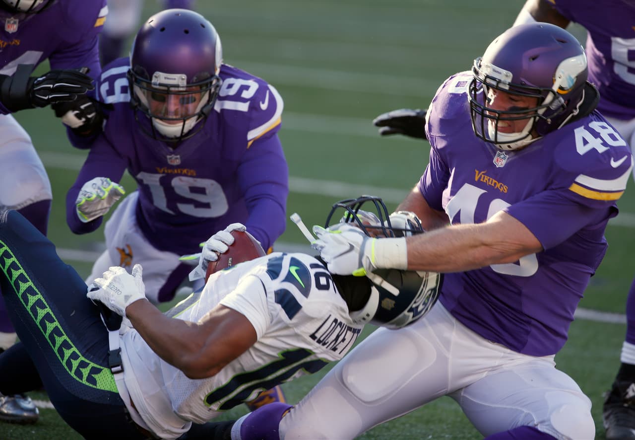 El fullback Zach Line #48 casi le arranca el casco al receptor Tyler Lockett.