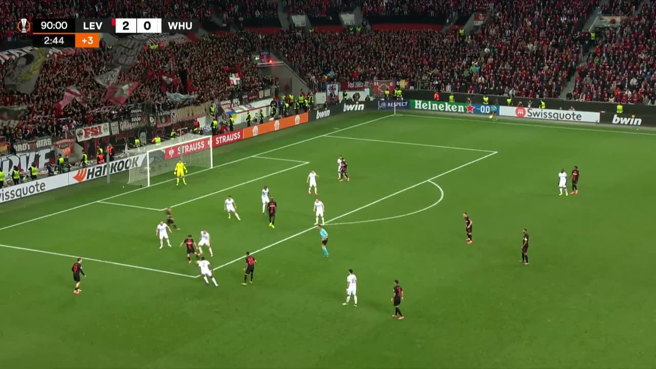 ¡TIRO ATAJADO! disparo por Granit Xhaka.