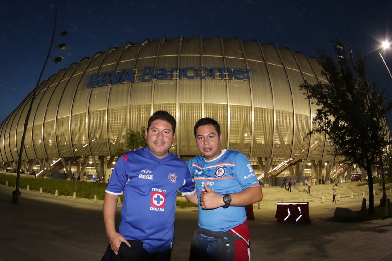 Con gran expectación, esperanza y alegría, arribaron aficionados de Cruz Azul y Rayados al Estadio BBVA en Monterrey para presenciar la Final de la Copa MX.