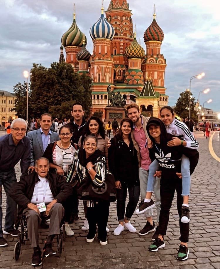 Emotivo mensaje de Chicharito a su abuelo, a un año de su muerte