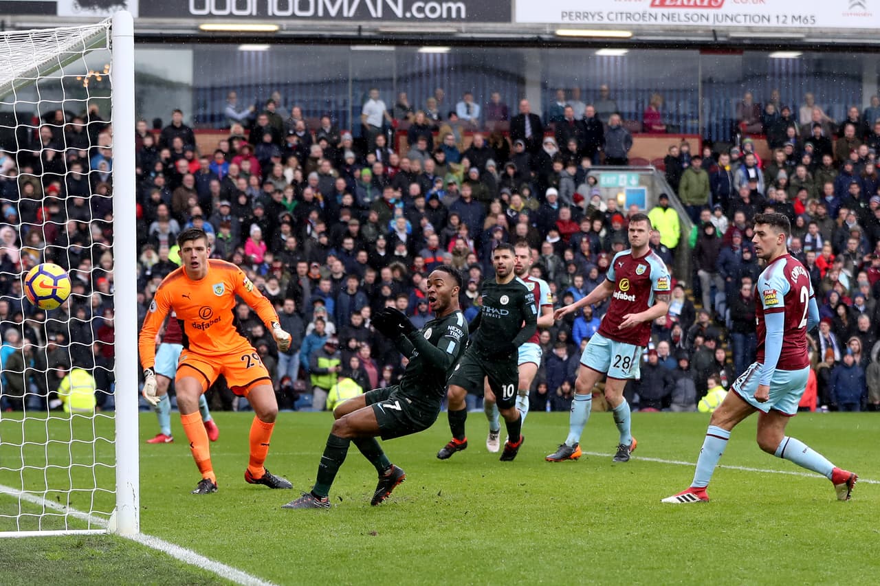 Después de un balón en el palo de Aaron Lennon, el City estuvo muy cerca de anotar el 2-0 pero Sterling falló increíblemente debajo del arco.