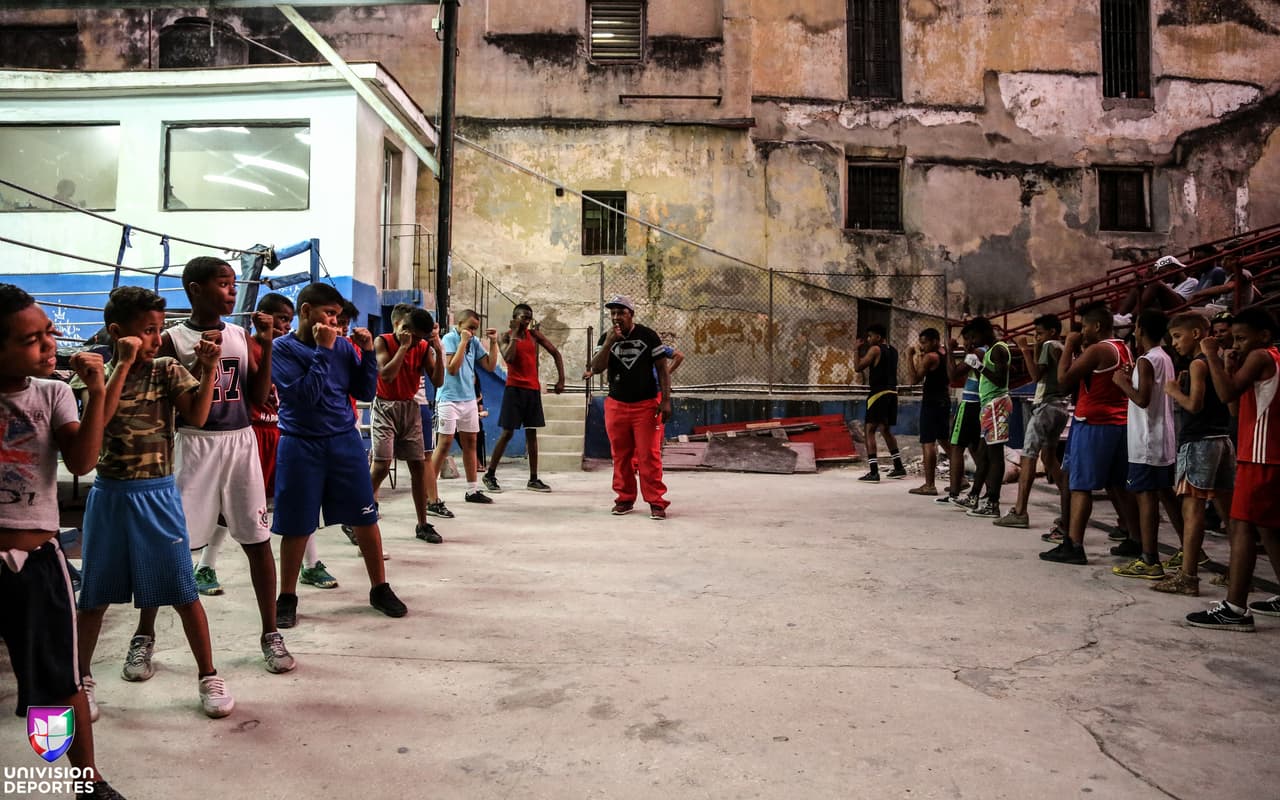Es una joya escondida entre edificios viejos y deteriorados. Es difícil encontrarlo si no preguntas en el barrio como poder llegar.