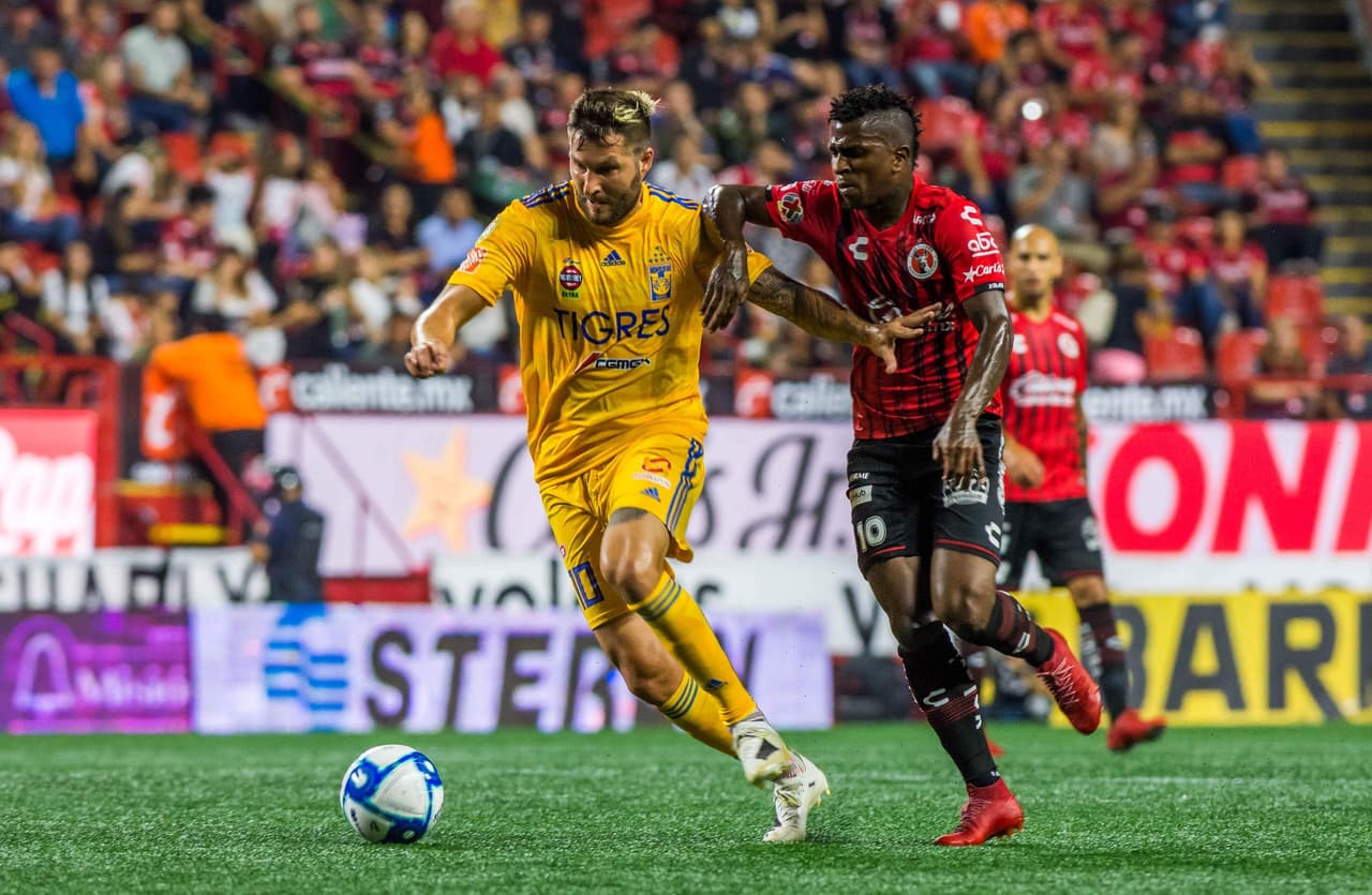 Miller Bolaños hace trabajo defensivo y baja a marcar a Gignac.