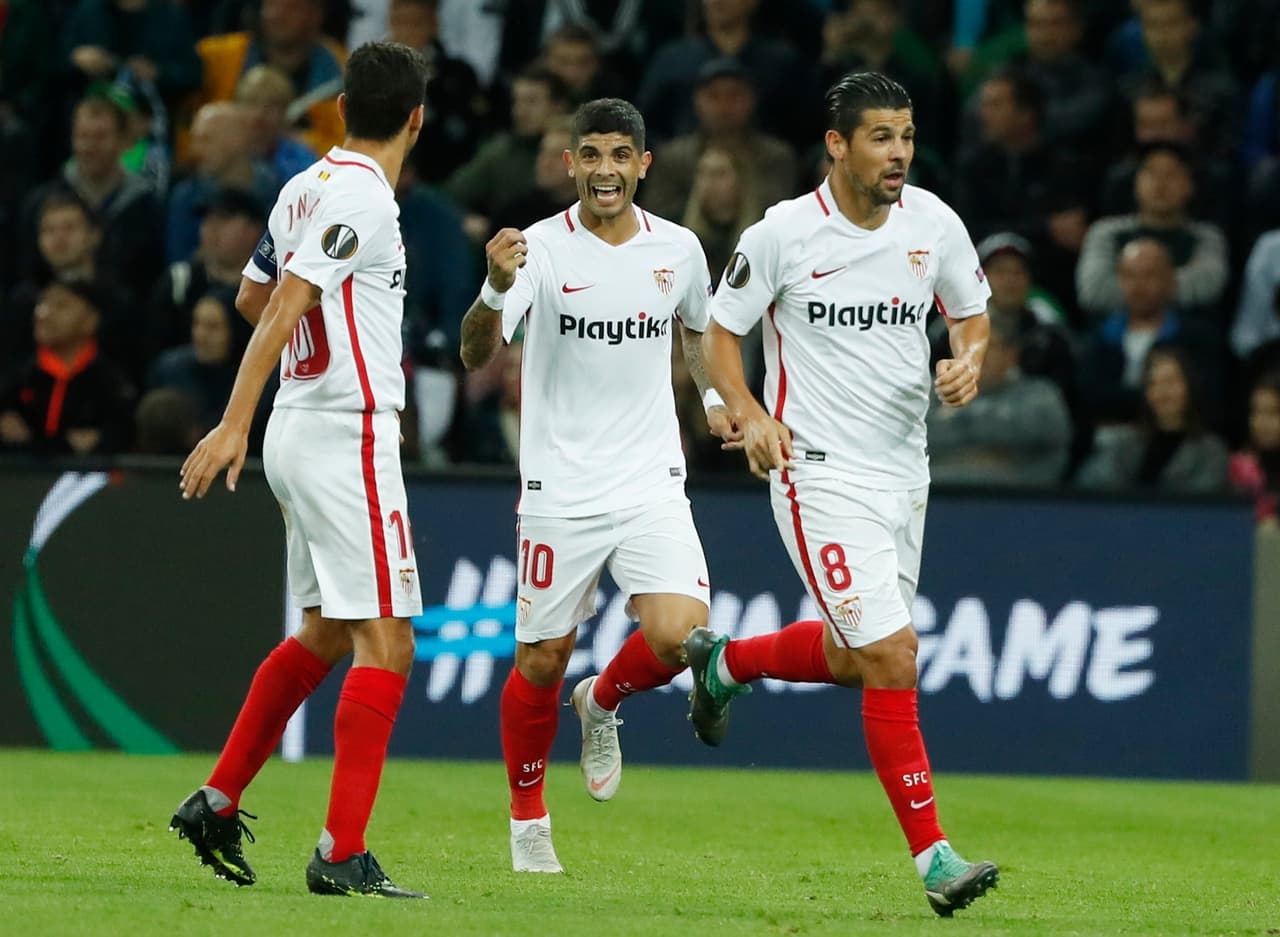 Ever Banega cobró un tiro de esquina a raz de césped y el delantero remató en el área con la fortuna de que el balón se desvió en un rival para poner el 1-0.
