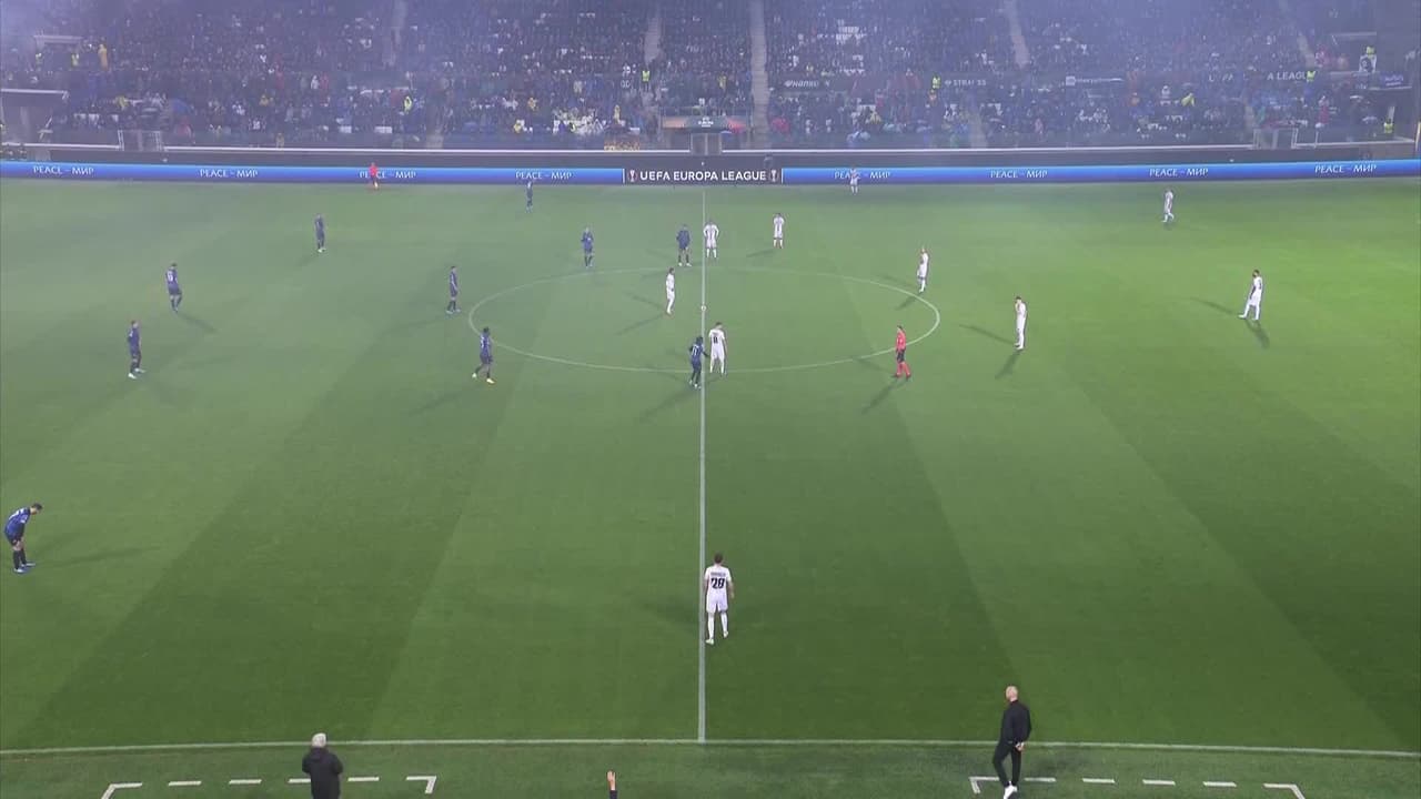 Arranca el partido y la pelota está en juego.