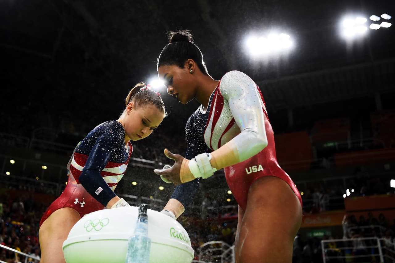 Madison Kocian y Gabrielle Douglas se preparan.