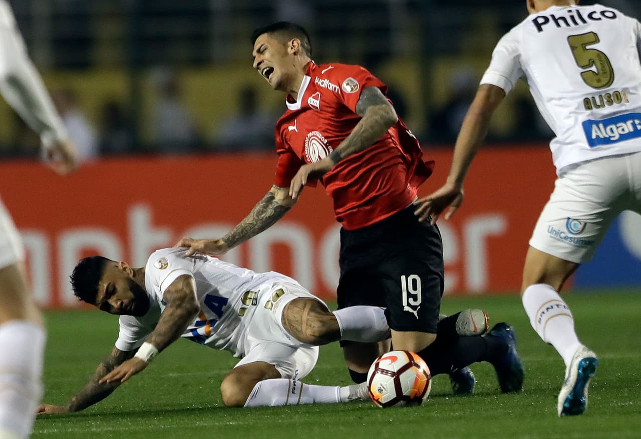 En el primer tiempo se marcó un penalti a favor del equipo argentino, pero fue mal cobrado por Maximiliano Meza y detenido por el portero Vanderlei, situación que les dio esperanzas momentáneas.