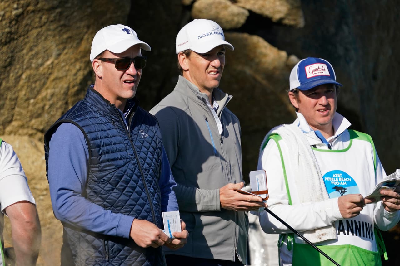 Peyton Manning se ensaña con Tom Brady por perder con su hermano