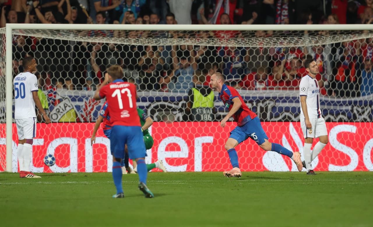 Así apareció al minuto 29 del primer tiempo Michael Krmencik para poner al Viktoria Plzen 1-0 arriba.