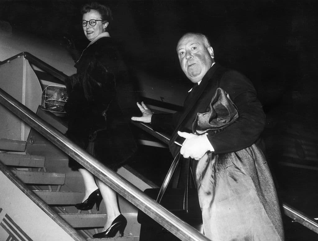 Strangers on a Train (1951) - Inspirada en la novela homónima de Patricia Higsmith. Durante un viaje en tren, Guy, un joven campeón de tenis, es abordado por Bruno, un joven que conoce su vida y milagros a través de la prensa y que, inesperadamente, le propone un doble asesinato, pero intercambiando las víctimas con el fin de garantizarse recíprocamente la impunidad.
<br>