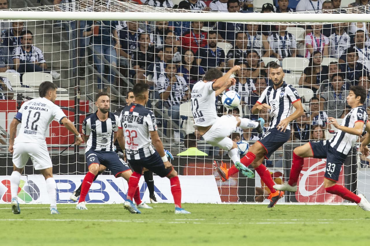 Monterrey arrancó una convincente victoria ante Pumas, que volvió a mostrarse endeble en defensa. Funes Mori y Maxi Meza anotaron para Rayados.