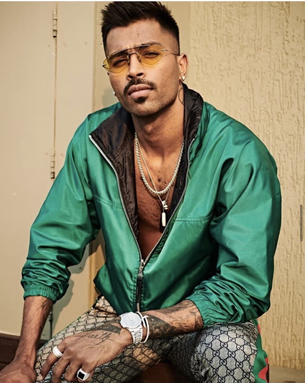 Hardik Pandya, la estrella del críquet al igual que Bravo es un fanático de los artículos de lujo y además los sabe portar de manera extraordinaria.