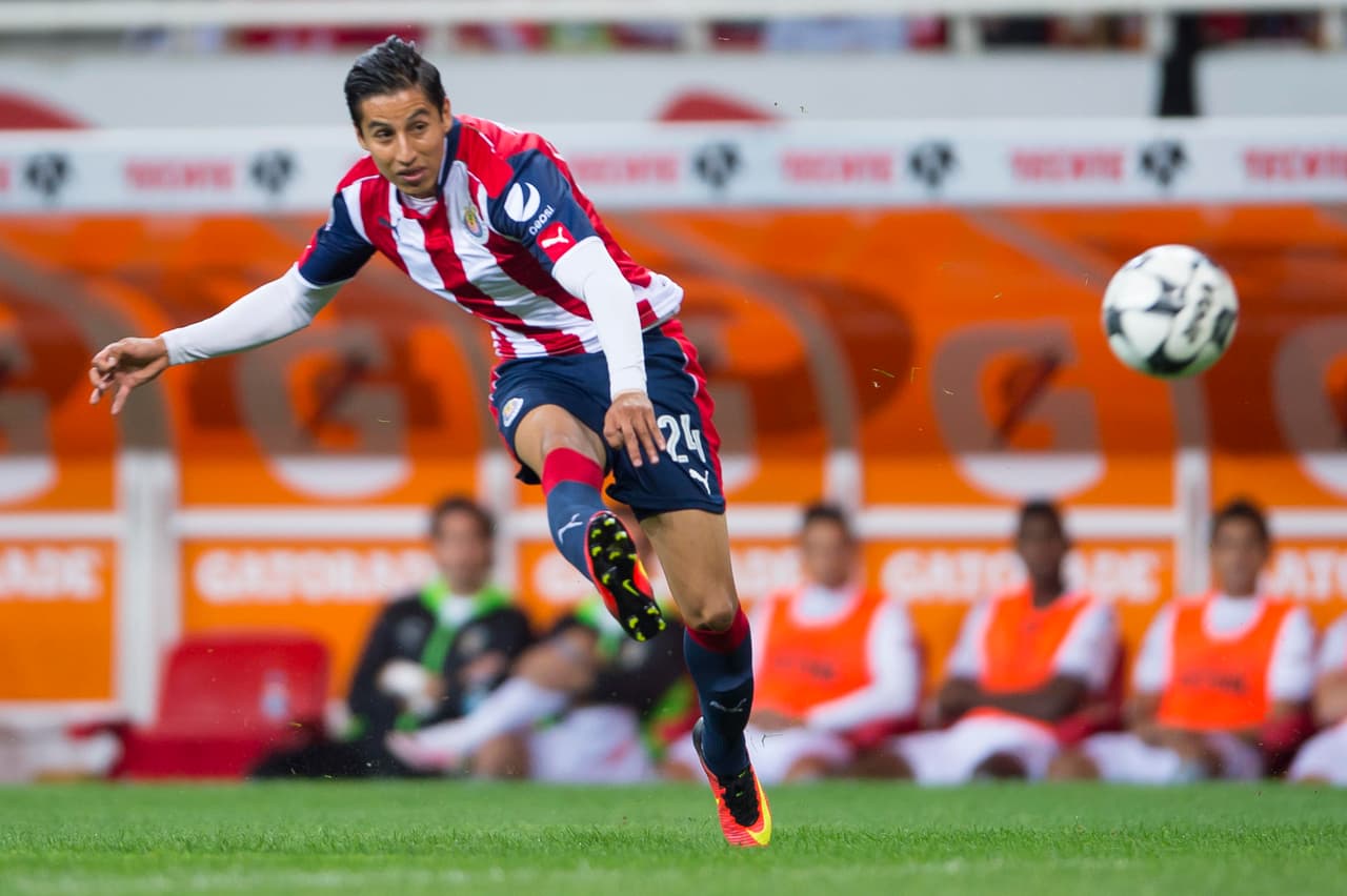 Cruz Azul tiene en mente a Carlos Cisneros, de las Chivas, un joven delantero que aunque sus números no son espectaculares, tiene gran futuro.