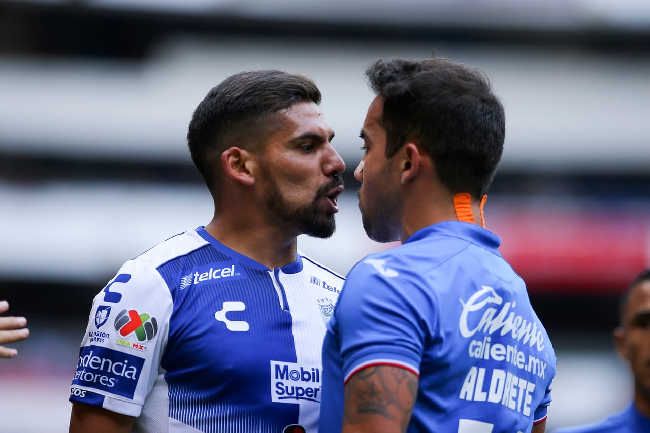 Antes de terminar el primer tiempo, se enfrentaron cara a cara Franco Jara del Pachuca (izquierda) y Adrián Alderete de Cruz Azul (derecha) tras la disputa del balón.