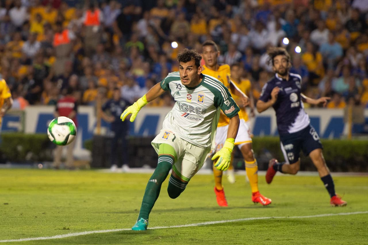 <b>5) Nahuel Guzmán</b>. Una muralla es el argentino defendiendo la cabaña de los Tigres. Con 1530 minutos disputados, fue el único jugador del equipo regio en consumir cada minuto de la temporada regular y en Liguilla de los de Tuca Ferretti. Un líder dentro del campo, respetado por rivales y compañeros.