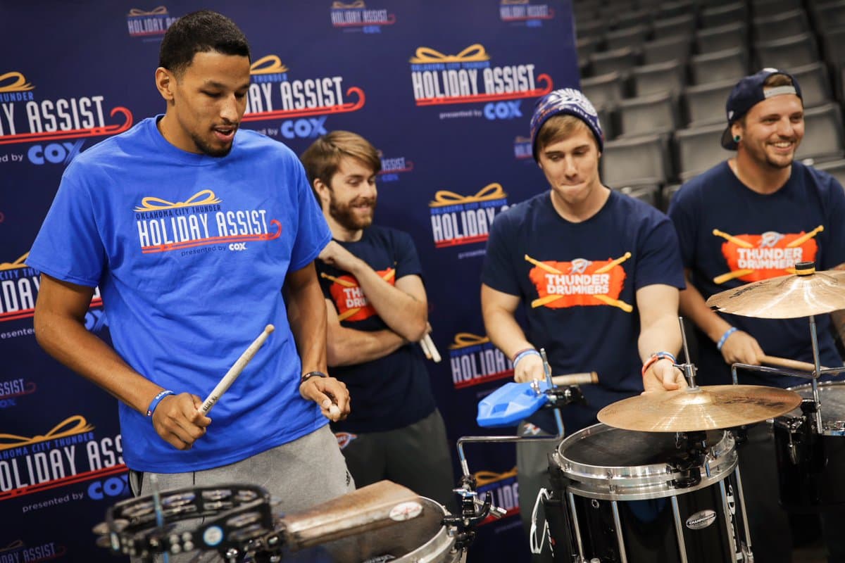 El Thunder recibió a 80 niños del Norman Boys and Girls Club para una cena servida por los jugadores, seguidos de juegos en la cancha.