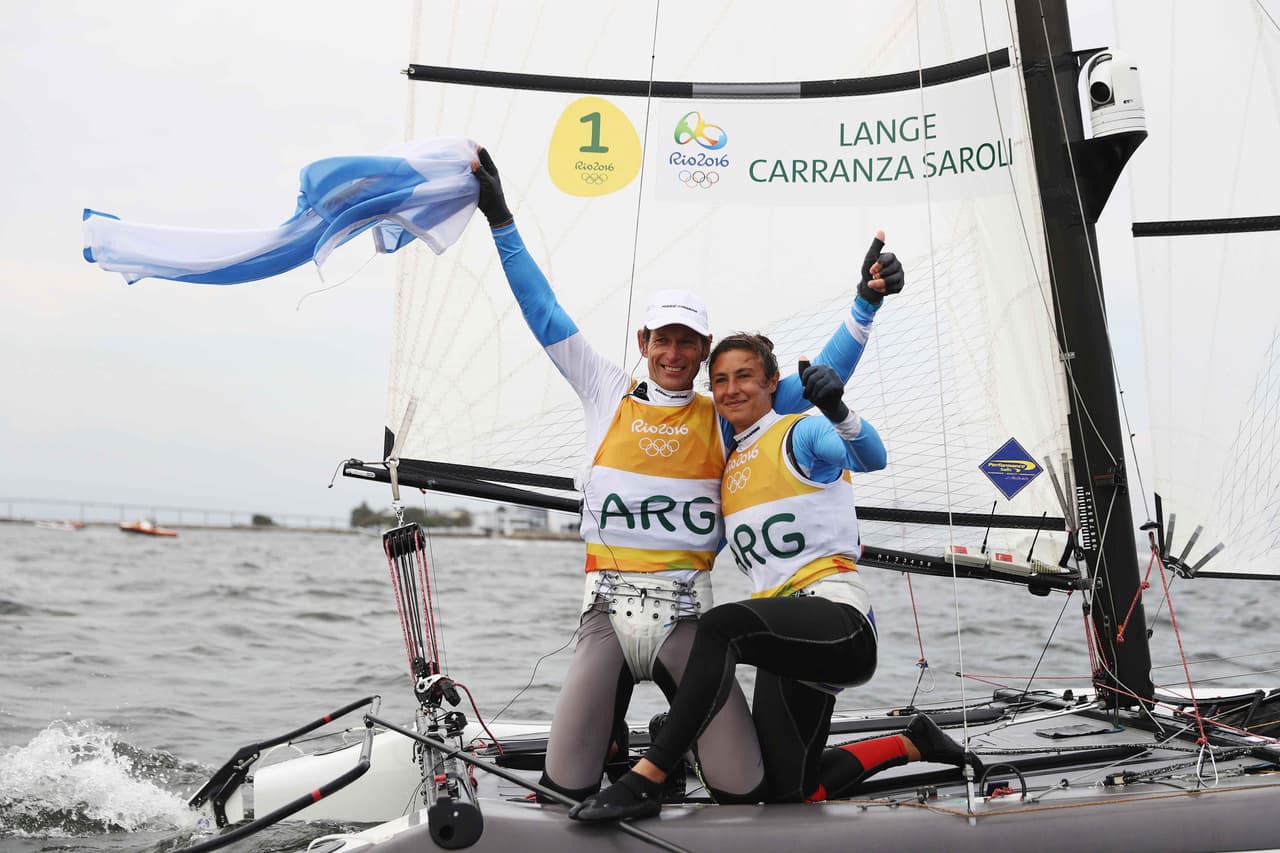 Los argentinos Santiago Lange y Cecilia Carranza ganaron este martes la medalla de oro en la prueba de la clase Nacra 17 Mixto de los Juegos Olímpicos de Rio 2016.