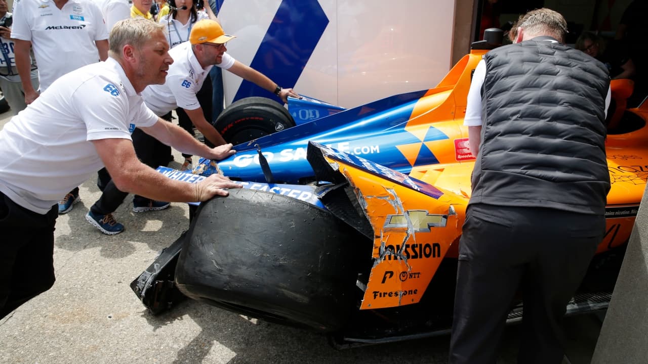 Fernando Alonso sufrió un fuerte choque en la segunda práctica de Indy 500