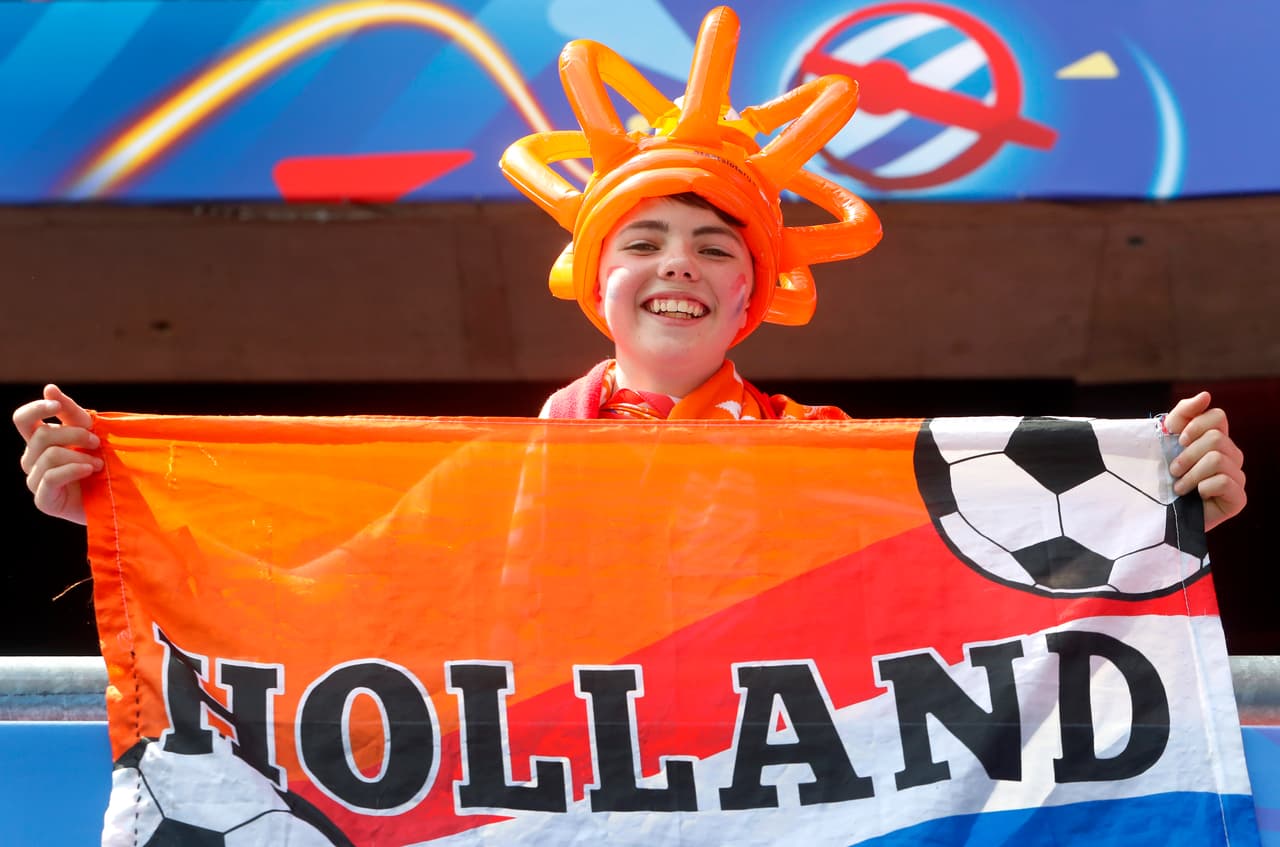 Como si estuvieran en Amsterdam, la afición holandesa se tomó Valenciennes para apoyar a su selección femenina en el segundo juego de la fase de grupos del Mundial que se disputa en Francia.