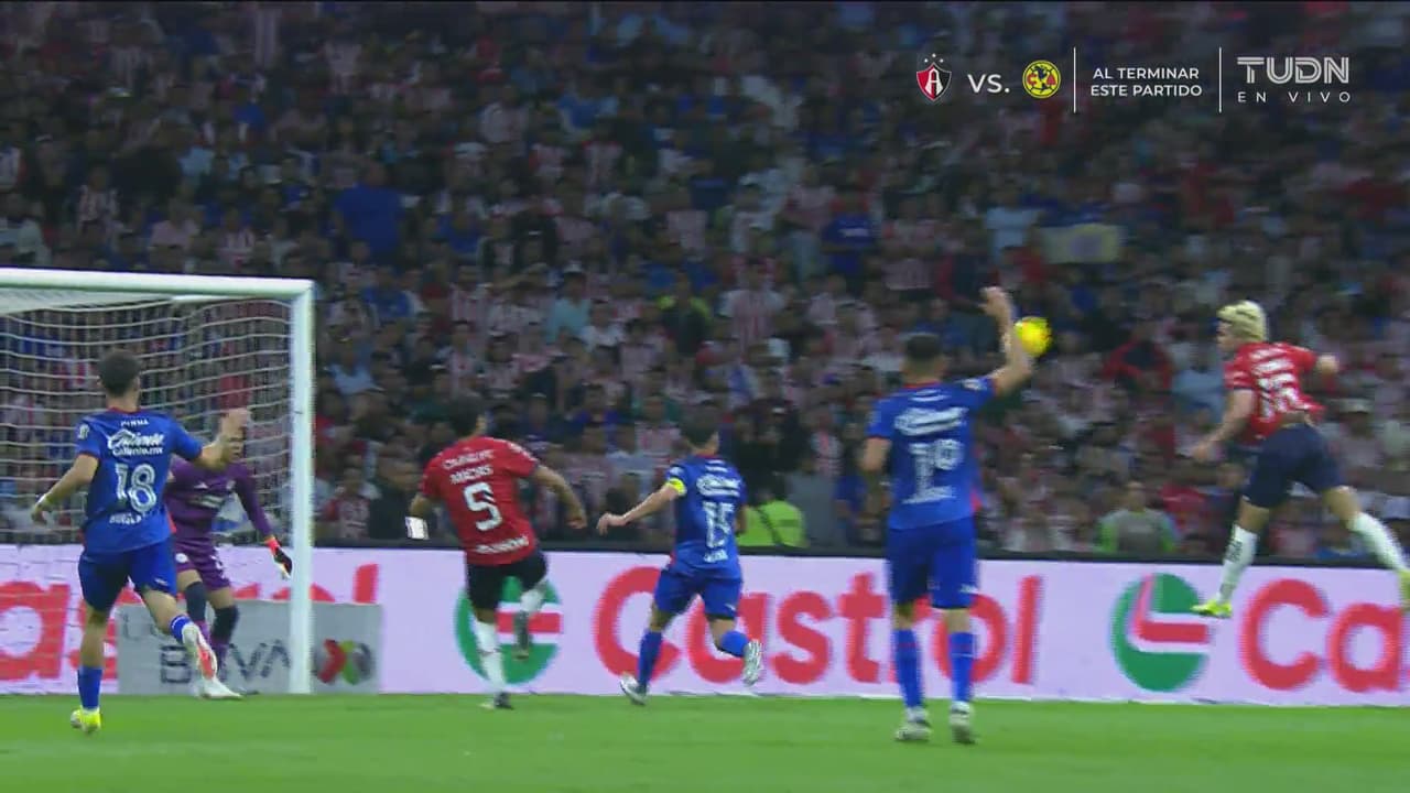 ¡Les cortan la fiesta! Gol anulado al 'Piojo' Alvarado por fuera de juego