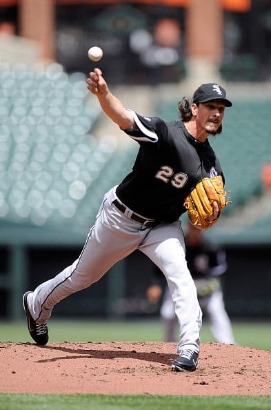 Mientras los ánimos siguen caldeados en Baltimore, los Orioles jugaron contra los Medias Blancas, pero en un estadio vacío, por primera vez en la historia.