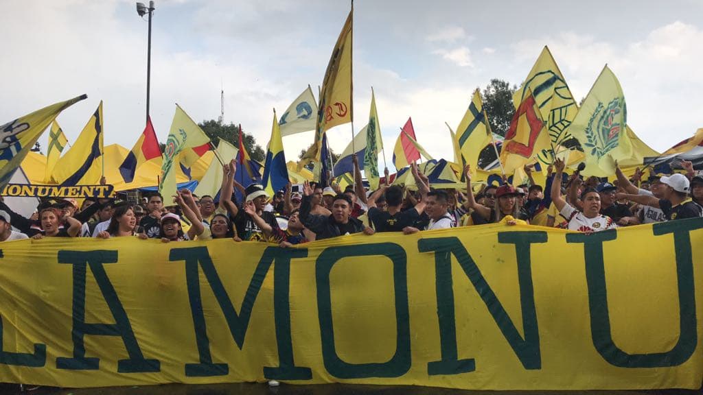 Fanáticos americanistas en las afueras del Estadio Azteca previo al partido por la segunda jornada de la Liga MX entre América y Atlas.