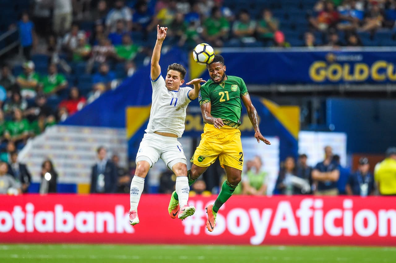 Rodolfo Zelaya y Jermaine Taylor disputando un balón aéreo.