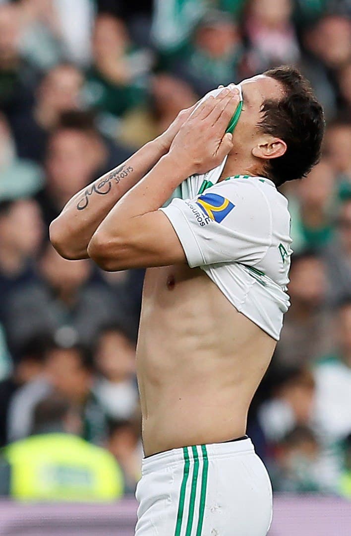 Se lamentaba Guardado, que cumplía un buen partido en la medular del Betis.