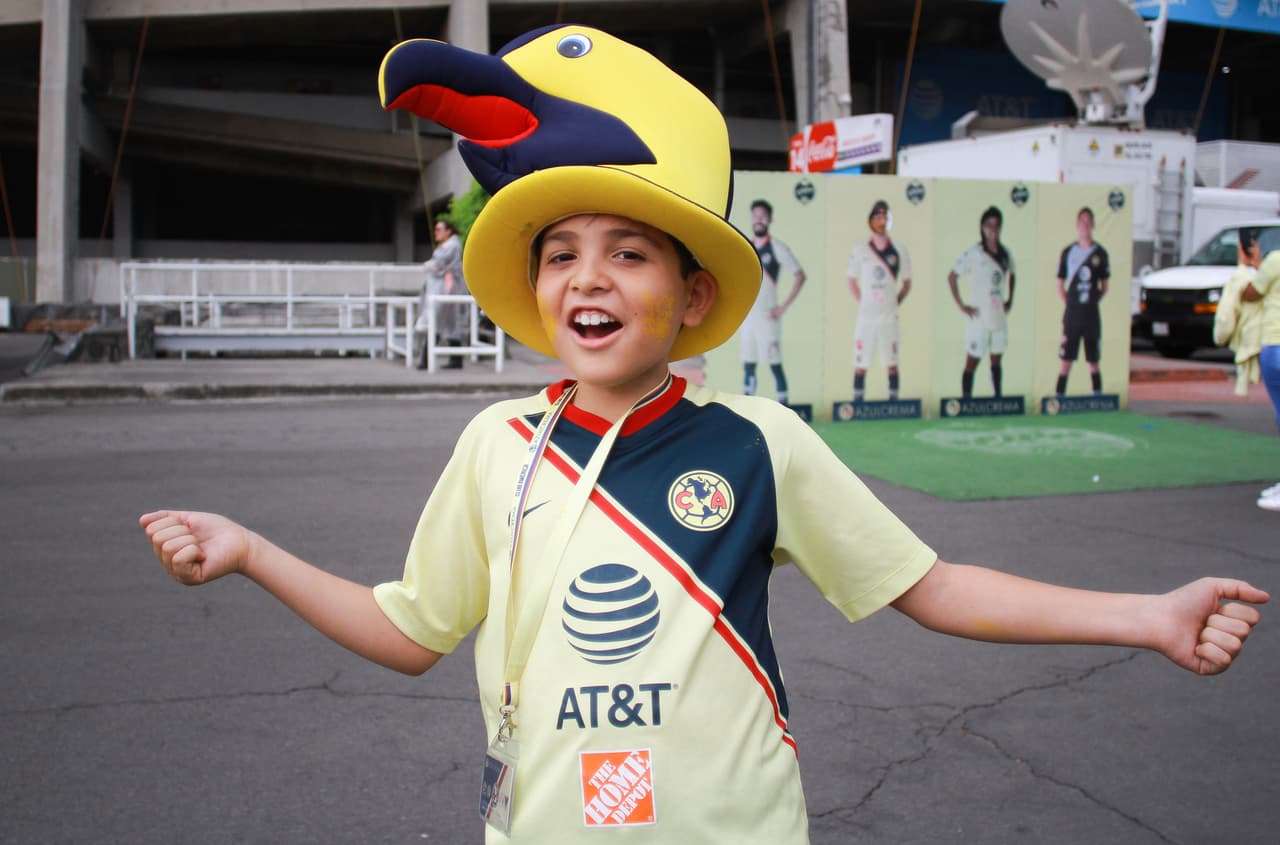 La alegría y el colorido fueron los invitados en la fiesta de los fanáticos de América y Santos por la Jornada 16 del Clausura 2019 en el estadio Azteca.