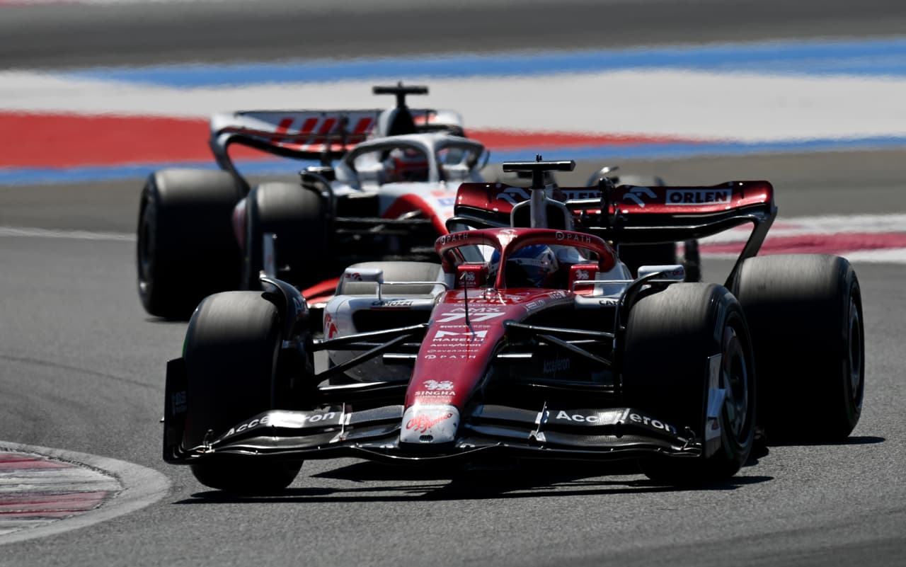 Max Verstappen conquistó el Gran Premio de Francia por delante de Lewis Hamilton y George Russell. Checo Pérez fue cuarto y Charles Leclerc tuvo que abandonar la carrera tras un impactarse con el muro.