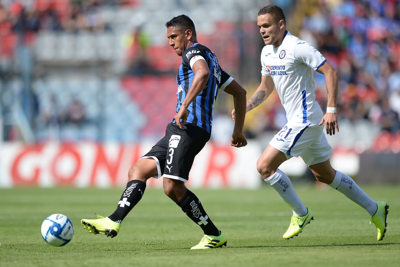 Tres goles de Gallos, obra de Luis Romo y Jair Pereira, fueron suficientes para derrotar a un Cruz Azul que no conoce la victoria en el Apertura 2019.