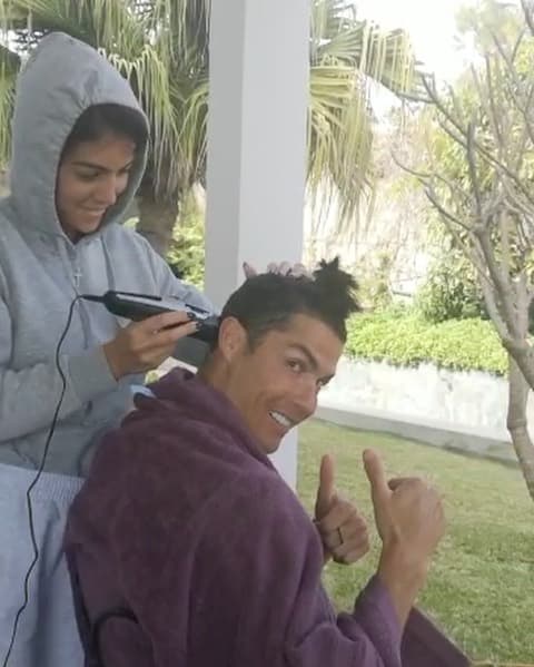 Su pareja, Georgina, tuvo que hacer de su estilista para que no perder el estilo.